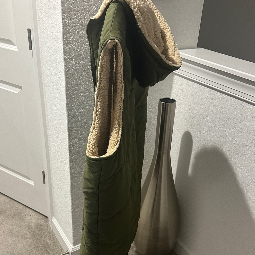 Olive Green Women's Puffer Vest with Sherpa Lining BNWOT - Picture 6 of 6